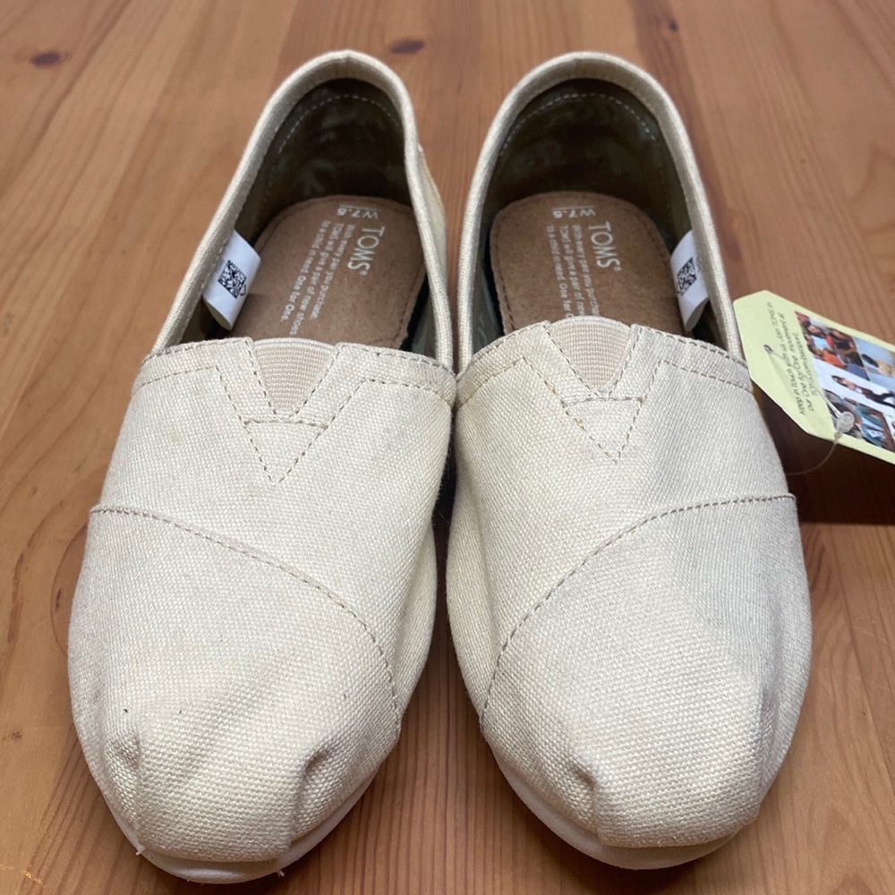 BRAND NEW TOMS